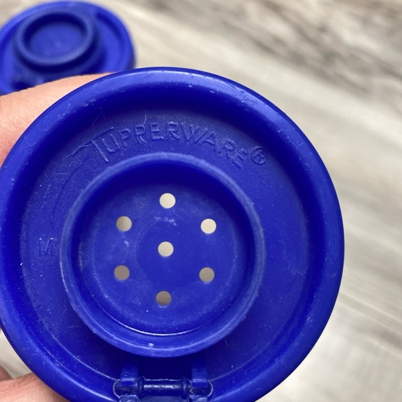 Tupperware Salt Pepper Shaker Set Plastic Tall Hourglass Tokyo Blue Sealing Lids - Picture 6 of 6